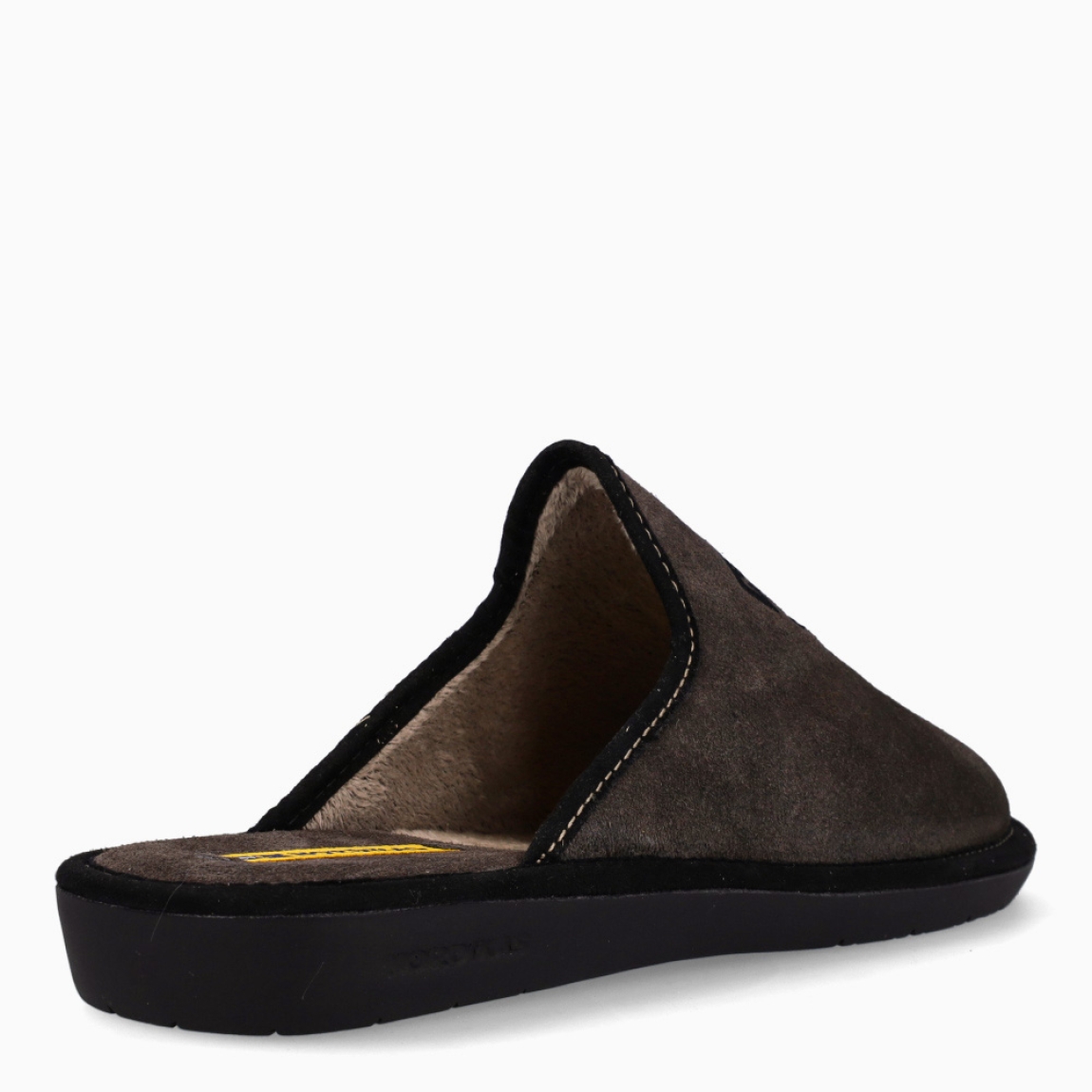 Zapatilla de estar por casa de la marca Nordikas, modelo Boreal. Exterior en textil de color gris oscuro. Interior en forro polar en color gris. Suela de goma. Disfruta del confort, la comodidad, la calidad y la fabricación totalmente Made in Spain, con un modelo de Otoño-Invierno en nuestra sección de hombre. Estas zapatillas de casa, gracias a su tejido y fabricación, proporcionan grandes prestaciones en cuanto a comodidad, ligereza y transpiración, mientras que su suela de goma garantiza una gran experiencia.