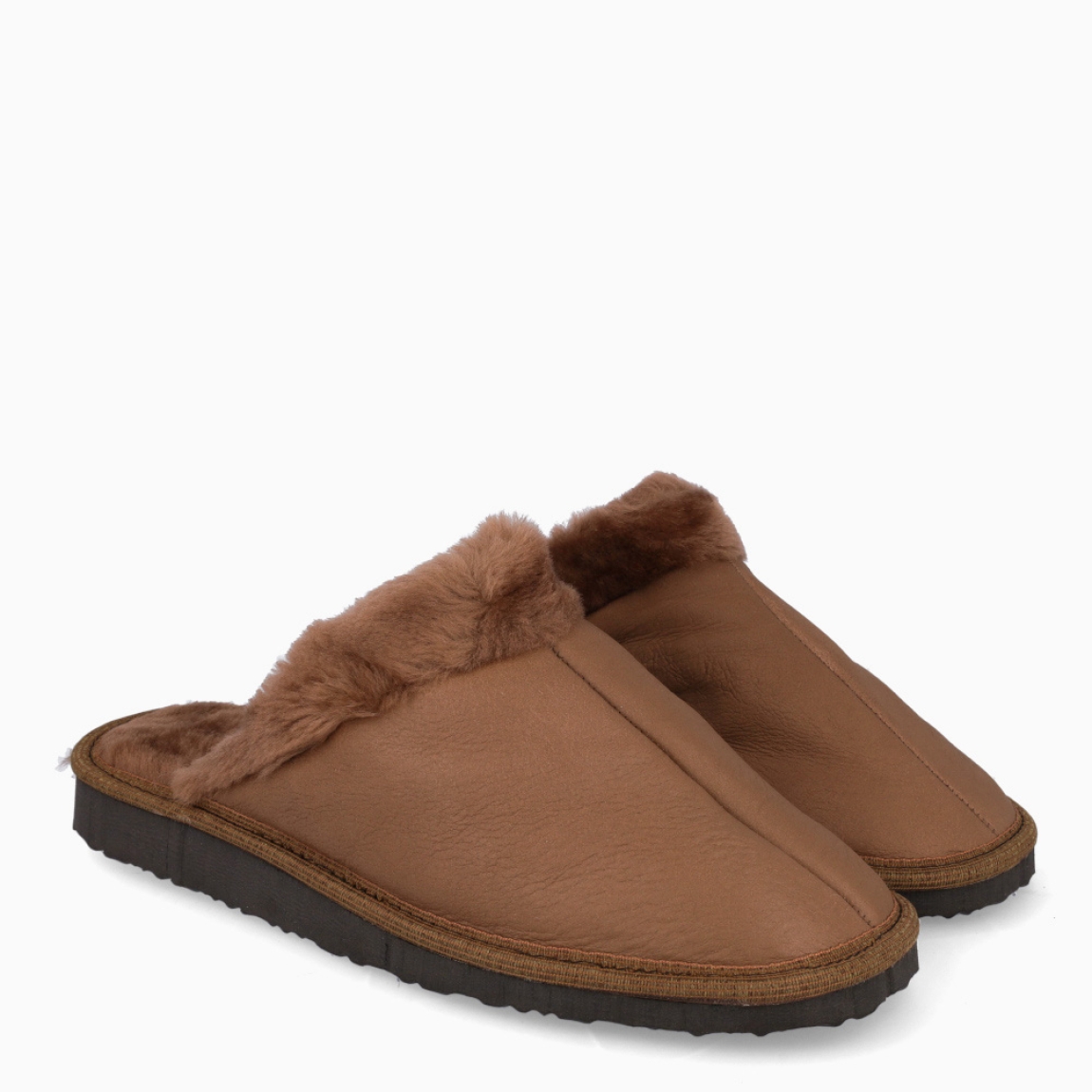 Zapatillas de casa de la marca Pell Xavier, modelo 165. Exterior elaborado en piel de cordero color camel. Interior en terciopelo acolchado para máxima comodidad de color camel. Suela microporosa. Zapatillas Pell Xavier 165 idel en ligereza y comfort!