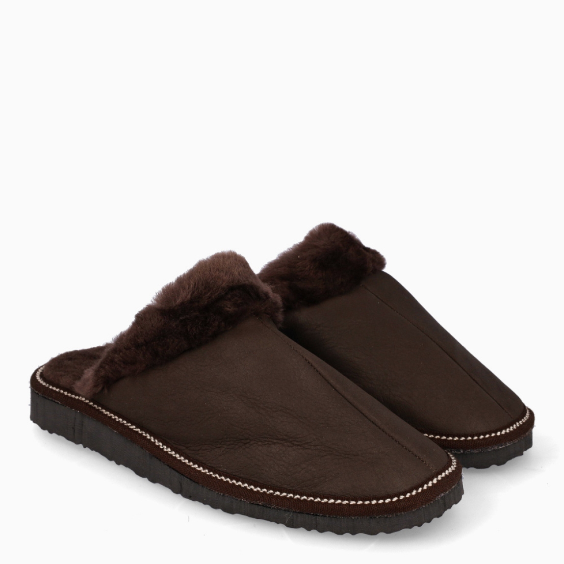 Zapatillas de casa de la marca Pell Xavier, modelo 165. Exterior elaborado en piel de cordero color marrón. Interior en terciopelo acolchado para máxima comodidad de color camel. Suela microporosa. Zapatillas Pell Xavier 165 idel en ligereza y comfort!