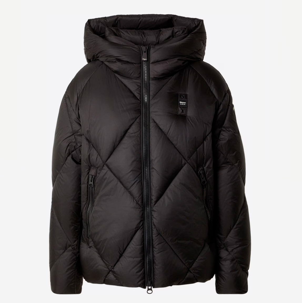 Chaqueta acolchada de la marca Blauer, modelo LAMARTINE. Chaqueta elaborada en naylon de color negro. Prenda icónica Blauer con relleno natural, cálido y poco voluminoso. Capucha fija con elástico rayado. Cierre con cremallera. Chaqueta Blauer LAMARTINE, complemento ideal para esta temporada!