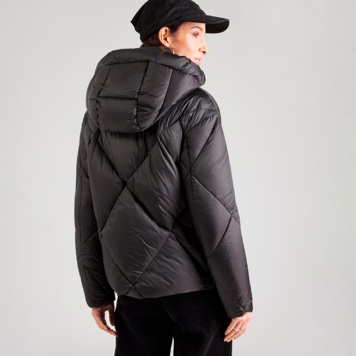 Chaqueta acolchada de la marca Blauer, modelo LAMARTINE. Chaqueta elaborada en naylon de color negro. Prenda icónica Blauer con relleno natural, cálido y poco voluminoso. Capucha fija con elástico rayado. Cierre con cremallera. Chaqueta Blauer LAMARTINE, complemento ideal para esta temporada!