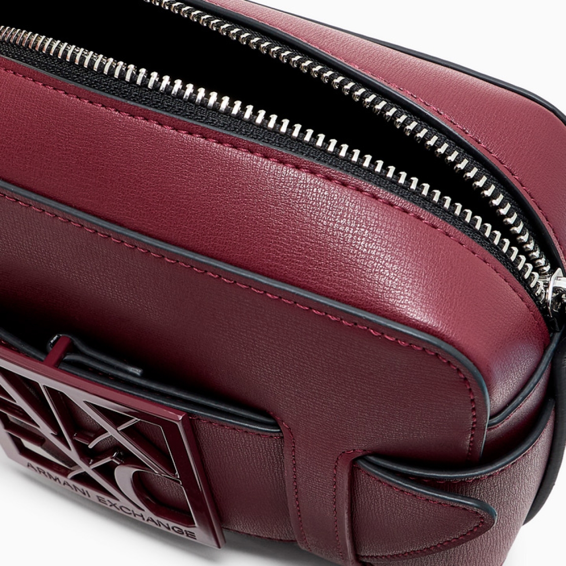 Bolso bandolera best seller de la marca Armani Exchange, modelo GALA. Bolso elaborado en polipiel color polipiel, incluso en un nuevo formato: el estuche para cámara con bandolera y correa con hebilla con logo personalizado es el accesorio que no puede faltar en el look. Bolso Armani Exchange GALA es un complemento ideal que se renueva cada temporada, perfecto desde todos los puntos de vista y siempre cool. Medidas: alto 14cm y ancho 20cm.