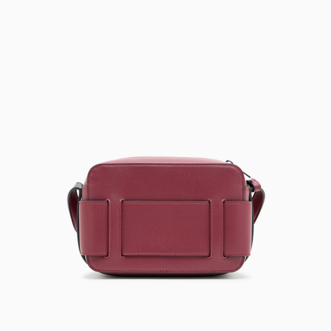 Bolso bandolera best seller de la marca Armani Exchange, modelo GALA. Bolso elaborado en polipiel color polipiel, incluso en un nuevo formato: el estuche para cámara con bandolera y correa con hebilla con logo personalizado es el accesorio que no puede faltar en el look. Bolso Armani Exchange GALA es un complemento ideal que se renueva cada temporada, perfecto desde todos los puntos de vista y siempre cool. Medidas: alto 14cm y ancho 20cm.