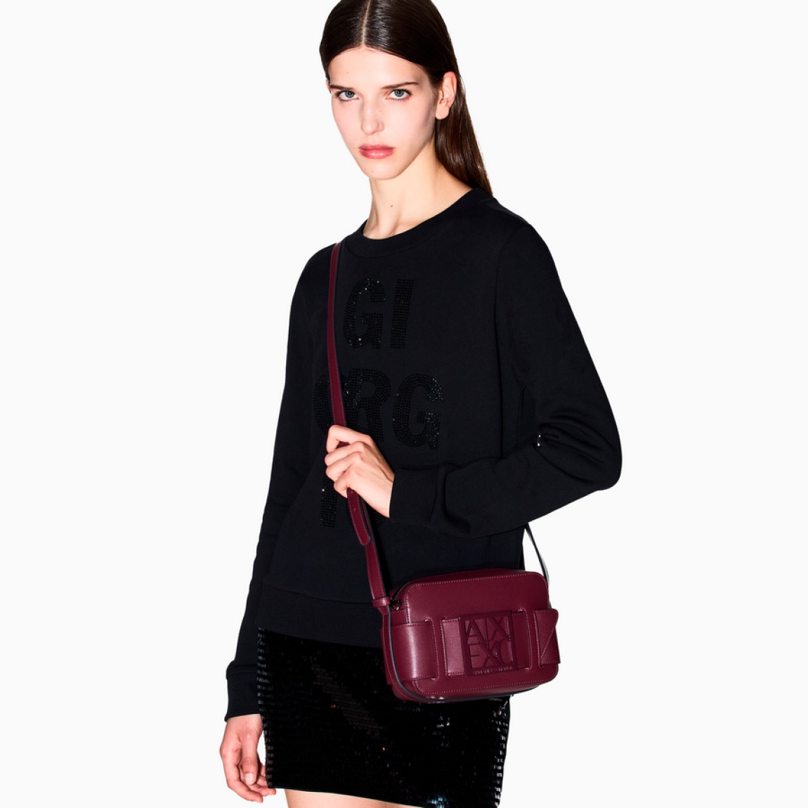 Bolso bandolera best seller de la marca Armani Exchange, modelo GALA. Bolso elaborado en polipiel color polipiel, incluso en un nuevo formato: el estuche para cámara con bandolera y correa con hebilla con logo personalizado es el accesorio que no puede faltar en el look. Bolso Armani Exchange GALA es un complemento ideal que se renueva cada temporada, perfecto desde todos los puntos de vista y siempre cool. Medidas: alto 14cm y ancho 20cm.