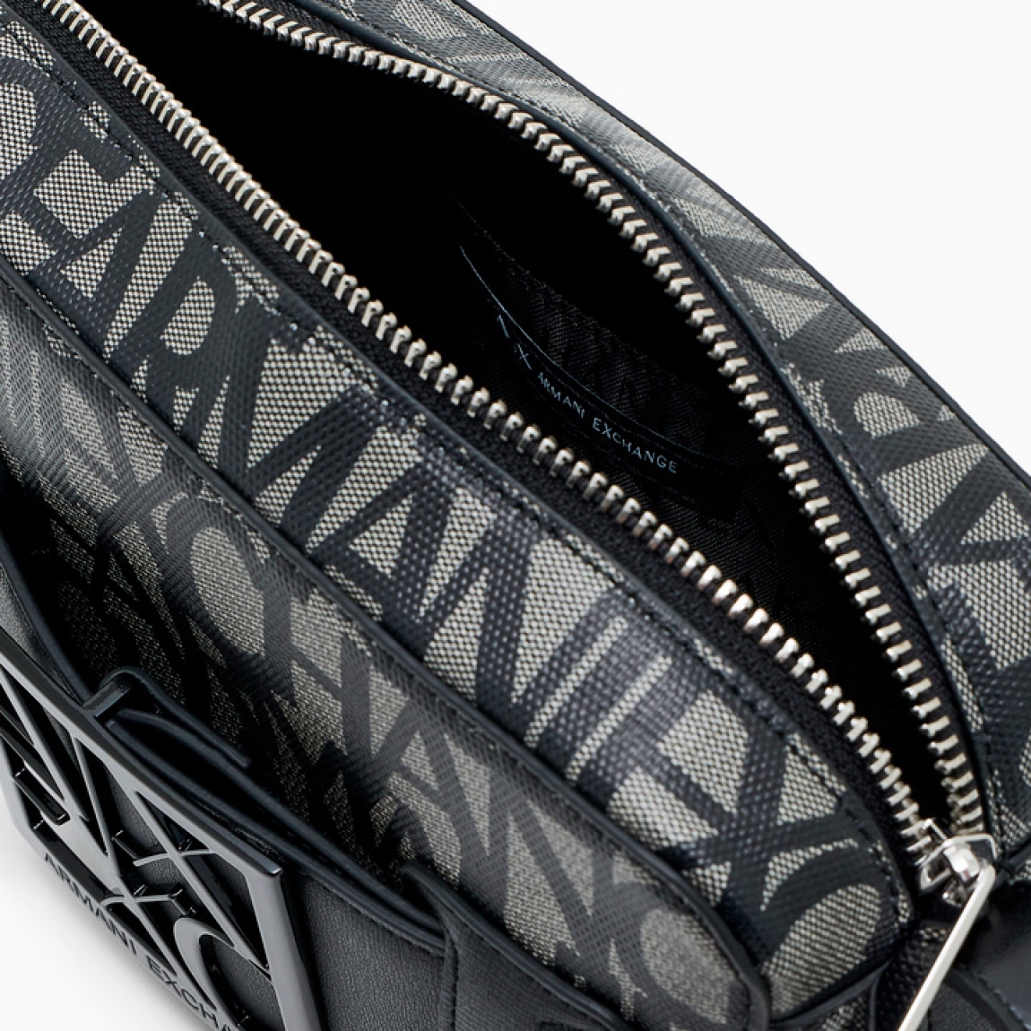 Bolso bandolera best seller de la marca Armani Exchange, modelo GALA. Bolso elaborado en polipiel color gris con estampado de la marca, incluso en un nuevo formato: el estuche para cámara con bandolera y correa con hebilla con logo personalizado es el accesorio que no puede faltar en el look. Bolso Armani Exchange GALA es un complemento ideal que se renueva cada temporada, perfecto desde todos los puntos de vista y siempre cool. Medidas: alto 14cm y ancho 20cm.