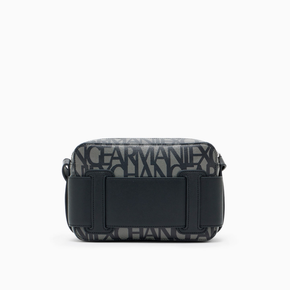 Bolso bandolera best seller de la marca Armani Exchange, modelo GALA. Bolso elaborado en polipiel color gris con estampado de la marca, incluso en un nuevo formato: el estuche para cámara con bandolera y correa con hebilla con logo personalizado es el accesorio que no puede faltar en el look. Bolso Armani Exchange GALA es un complemento ideal que se renueva cada temporada, perfecto desde todos los puntos de vista y siempre cool. Medidas: alto 14cm y ancho 20cm.