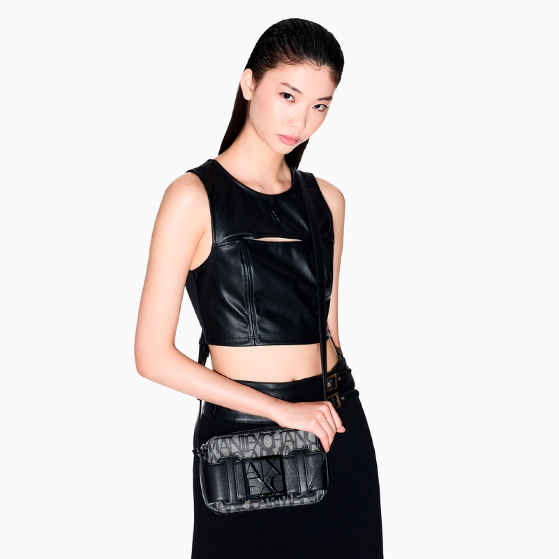 Bolso bandolera best seller de la marca Armani Exchange, modelo GALA. Bolso elaborado en polipiel color gris con estampado de la marca, incluso en un nuevo formato: el estuche para cámara con bandolera y correa con hebilla con logo personalizado es el accesorio que no puede faltar en el look. Bolso Armani Exchange GALA es un complemento ideal que se renueva cada temporada, perfecto desde todos los puntos de vista y siempre cool. Medidas: alto 14cm y ancho 20cm.