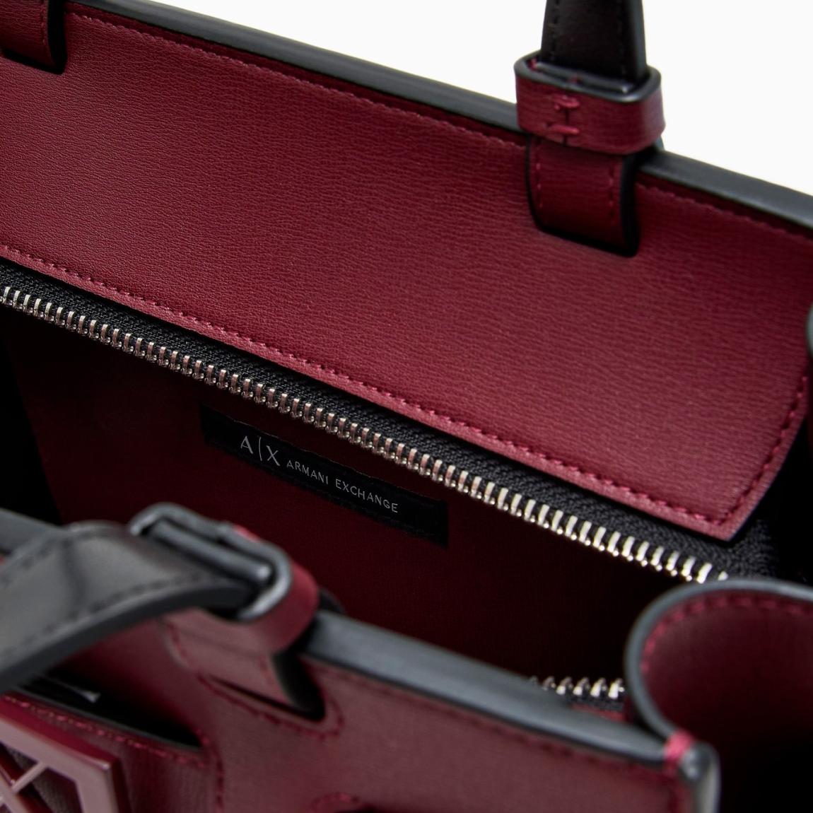 Bolso pequeño clásico de la marca Armani Exchange, modelo CELIA. Este bolso está elaborado en piel de color granate. Es un best seller que se renueva cada temporada, perfecto desde todos los puntos de vista y siempre cool: el bolso tote mediano con bandolera y banda con hebilla con logo personalizado es el accesorio que no puede faltar en el look. Medidas: altura 18cm y ancho 24cm. Bolso Armani Exchange CELIA perfecto para ti!