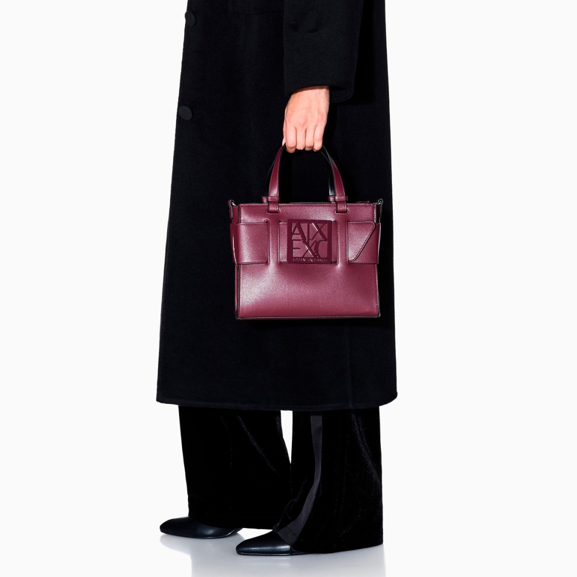 Bolso pequeño clásico de la marca Armani Exchange, modelo CELIA. Este bolso está elaborado en piel de color granate. Es un best seller que se renueva cada temporada, perfecto desde todos los puntos de vista y siempre cool: el bolso tote mediano con bandolera y banda con hebilla con logo personalizado es el accesorio que no puede faltar en el look. Medidas: altura 18cm y ancho 24cm. Bolso Armani Exchange CELIA perfecto para ti!