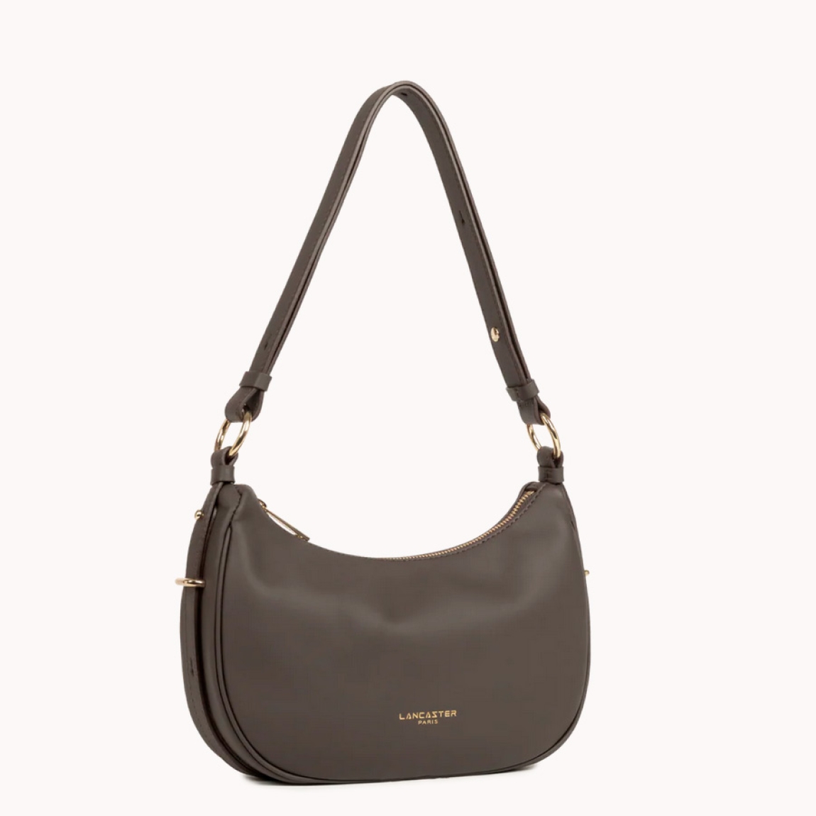 Bolso bandolera de la marca Lancaster, modelo ARIA. Exterior en piel color negromarrón oscuro. Incluye un bolsillo trasero exterior con cremallera. Se puede llevar al hombro o cruzado. Cierre con cremallera. Medidas: alto 16cm y ancho 268cm. Este bolso Lancaster ARIA es un clásico, ideal para ti!