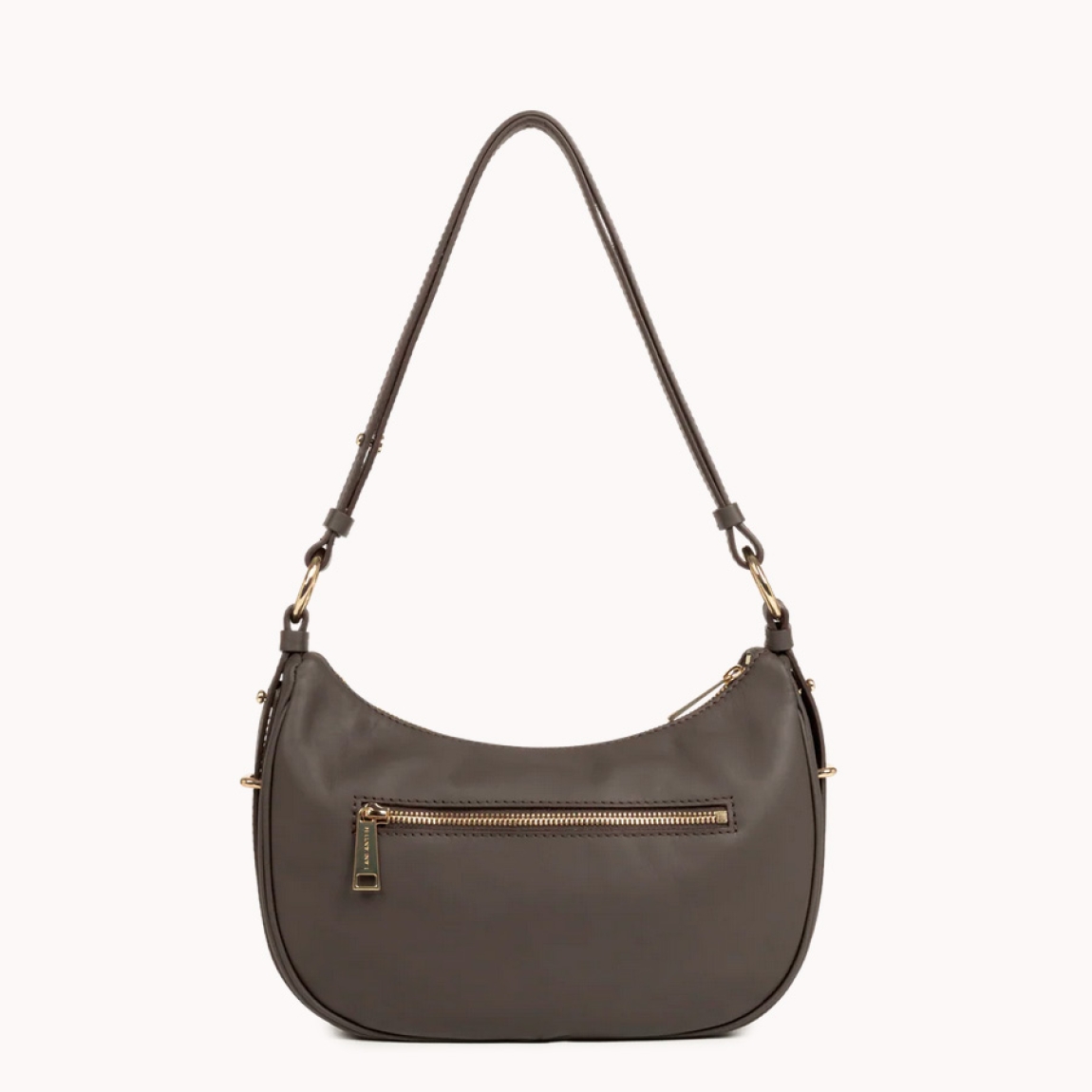 Bolso bandolera de la marca Lancaster, modelo ARIA. Exterior en piel color negromarrón oscuro. Incluye un bolsillo trasero exterior con cremallera. Se puede llevar al hombro o cruzado. Cierre con cremallera. Medidas: alto 16cm y ancho 268cm. Este bolso Lancaster ARIA es un clásico, ideal para ti!