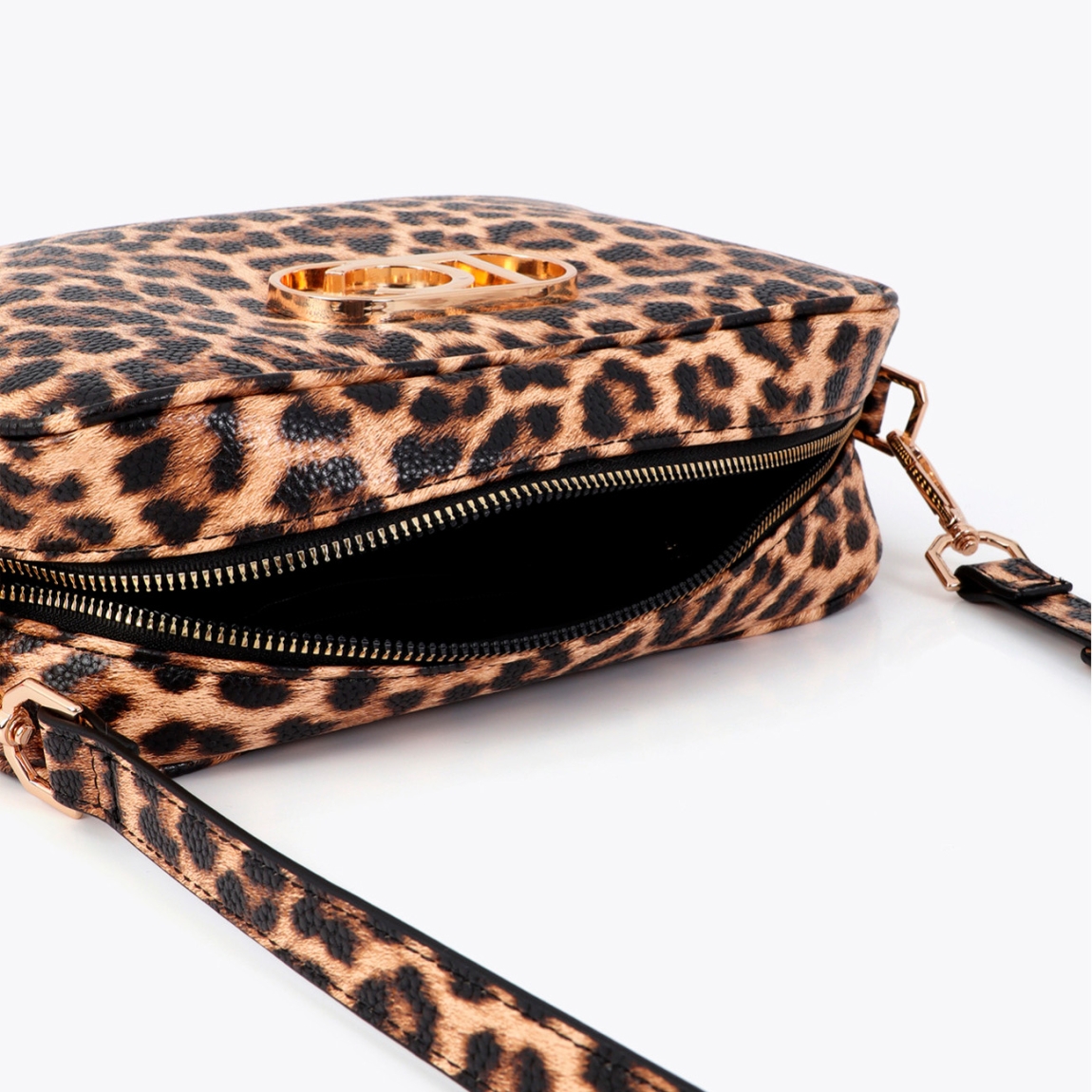 Bolso bandolera de la marca Lola Casademunt, modelo LEONARD. Bolso elaborado en polipiel con estampado leopardo es práctico y elegante. Confeccionado en material resistente, presenta un cierre de cremallera y detalles metálicos en dorado. Ideal para llevar lo esencial con estilo.ALTO 17cm ANCHO 24cm PROFUNDIDAD 8cm