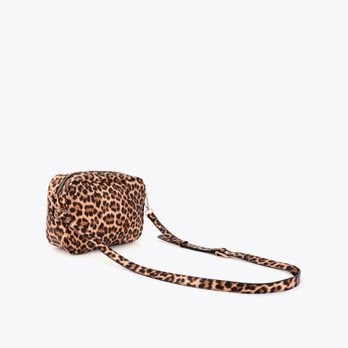 Bolso bandolera de la marca Lola Casademunt, modelo LEONARD. Bolso elaborado en polipiel con estampado leopardo es práctico y elegante. Confeccionado en material resistente, presenta un cierre de cremallera y detalles metálicos en dorado. Ideal para llevar lo esencial con estilo.ALTO 17cm ANCHO 24cm PROFUNDIDAD 8cm