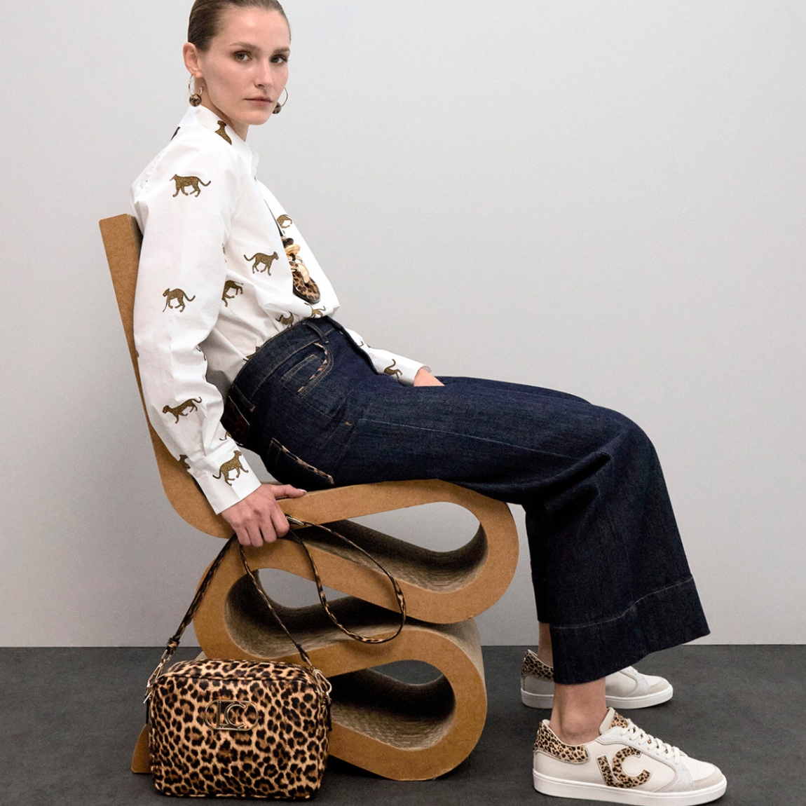 Bolso bandolera de la marca Lola Casademunt, modelo LEONARD. Bolso elaborado en polipiel con estampado leopardo es práctico y elegante. Confeccionado en material resistente, presenta un cierre de cremallera y detalles metálicos en dorado. Ideal para llevar lo esencial con estilo.ALTO 17cm ANCHO 24cm PROFUNDIDAD 8cm