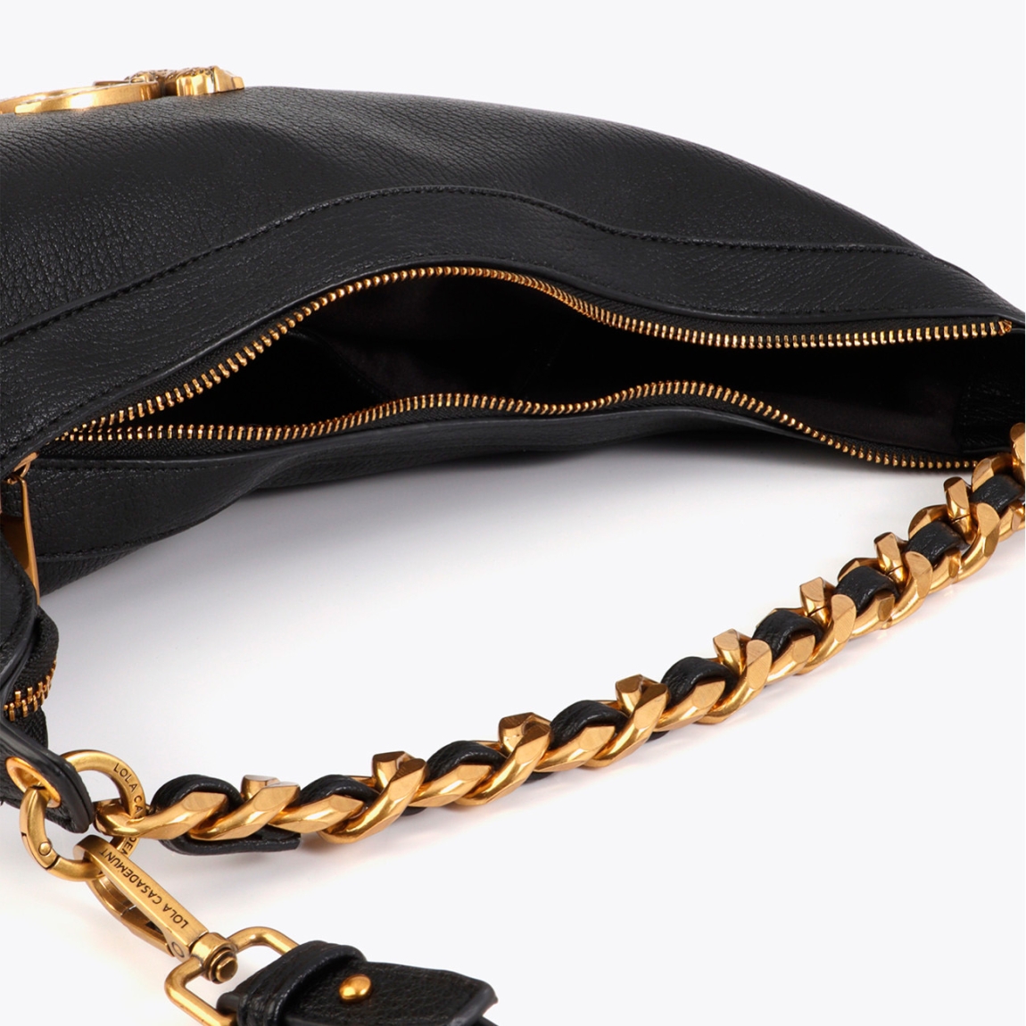 Bolso de media luna de la marca Lola Casademunt, modelo NOVA. Elaborado en efecto piel color negro y detalle LC animal en dorado. Asa de cadena en color dorado de acabado brillante. Cierre superior con cremallera para mayor seguridad. Bolso Lola Casademunt NOVA, complemento ideal para ti!ALTO 19cm ANCHO 36cm PROFUNDIDAD 8cm