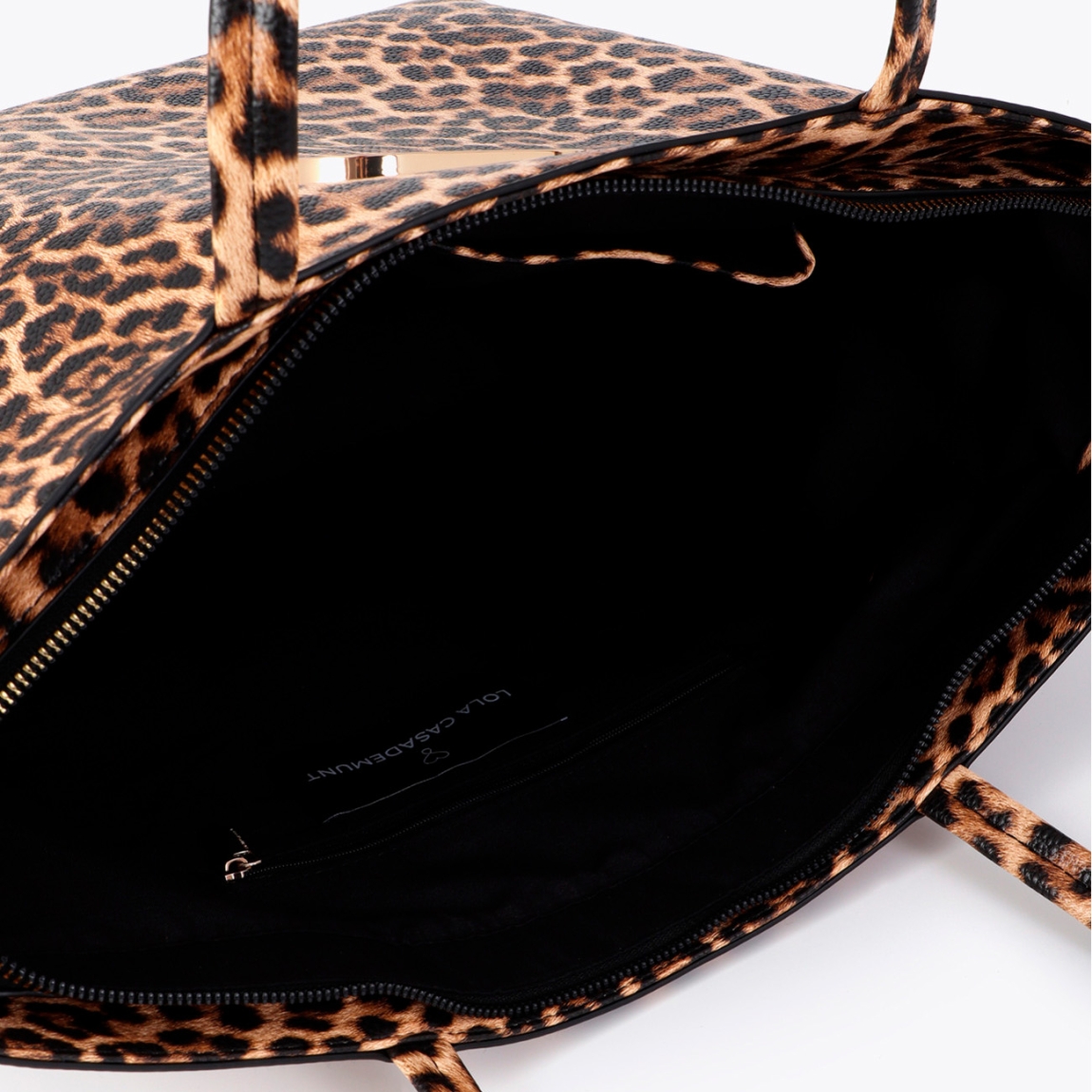 Bolso shopper de la marca Lola Casademunt, modelo CLASS. Elaborado en polipiel de diseño clásico con estampado de leopardo. Espacioso y versátil, ideal para llevar todos tus esenciales diarios. Asa doble para mayor comodidad y detalle de logotipo dorado. Cierre seguro con cremallera y base reforzada.ALTO 32cm ANCHO 31cm PROFUNDIDAD 12.5cm