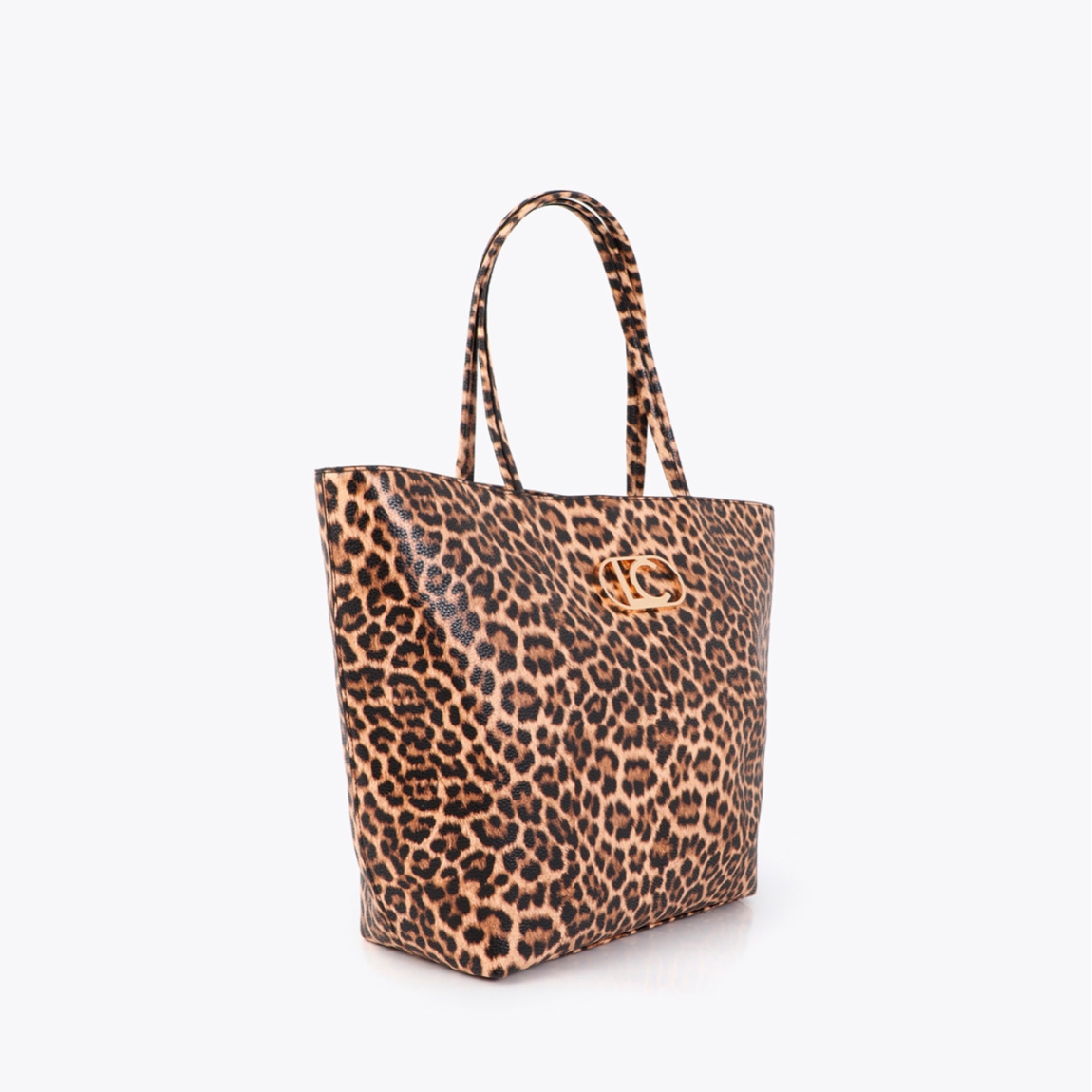 Bolso shopper de la marca Lola Casademunt, modelo CLASS. Elaborado en polipiel de diseño clásico con estampado de leopardo. Espacioso y versátil, ideal para llevar todos tus esenciales diarios. Asa doble para mayor comodidad y detalle de logotipo dorado. Cierre seguro con cremallera y base reforzada.ALTO 32cm ANCHO 31cm PROFUNDIDAD 12.5cm