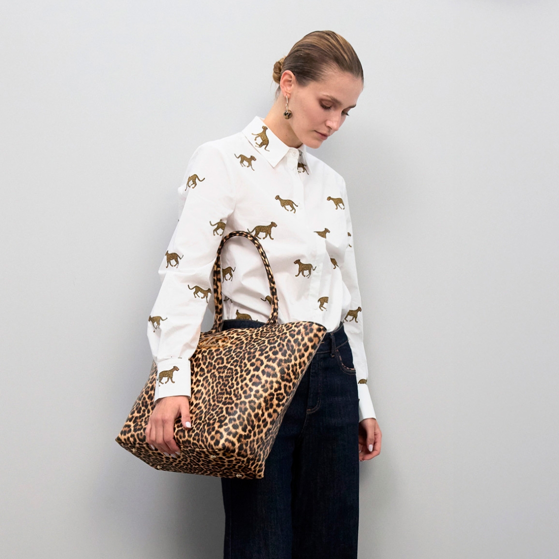 Bolso shopper de la marca Lola Casademunt, modelo CLASS. Elaborado en polipiel de diseño clásico con estampado de leopardo. Espacioso y versátil, ideal para llevar todos tus esenciales diarios. Asa doble para mayor comodidad y detalle de logotipo dorado. Cierre seguro con cremallera y base reforzada.ALTO 32cm ANCHO 31cm PROFUNDIDAD 12.5cm