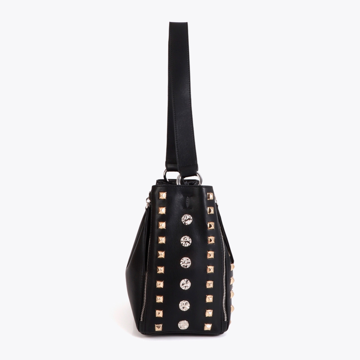 Bolso de hombro de la marca Lola Casademunt, modelo GIGI. Bolso elaborado en polipiel color negro con diseño atrevido con tachas doradas y brillantes. Confeccionado en cuero sintético de alta calidad, es perfecto para añadir un toque de glamour rockero a tu look urbano. Incluye cierre de cremallera y correa ajustable para mayor comodidad.ALTO 24cm ANCHO 22.5cm PROFUNDIDAD 14cm