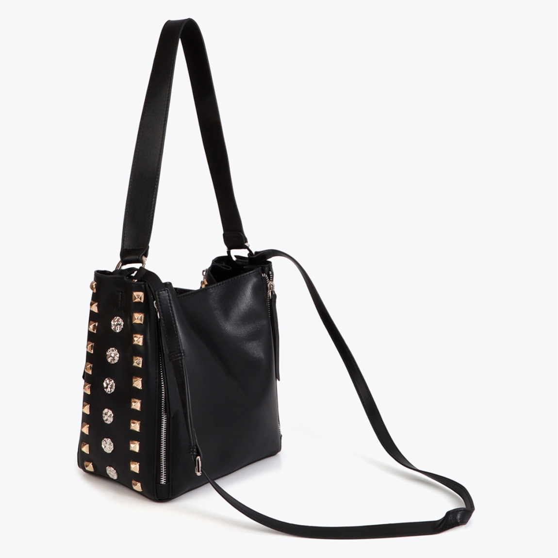 Bolso de hombro de la marca Lola Casademunt, modelo GIGI. Bolso elaborado en polipiel color negro con diseño atrevido con tachas doradas y brillantes. Confeccionado en cuero sintético de alta calidad, es perfecto para añadir un toque de glamour rockero a tu look urbano. Incluye cierre de cremallera y correa ajustable para mayor comodidad.ALTO 24cm ANCHO 22.5cm PROFUNDIDAD 14cm