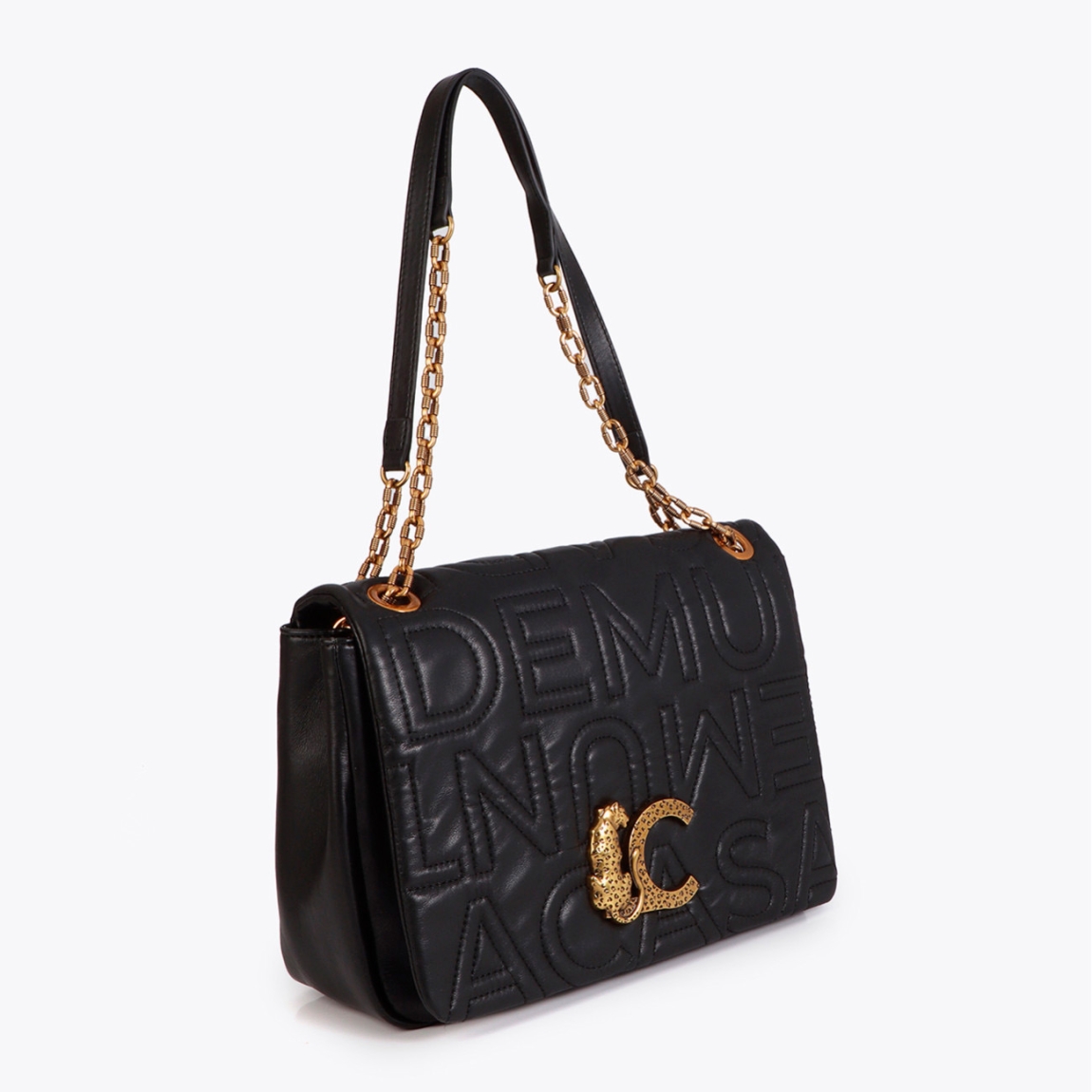 Bandolera elegante de la marca Lola Casademunt, modelo DOGGO. Bolso elaborado en polipiel color negro con logo pespunteado en la solapa. Fabricada en material de alta calidad, presenta un diseño espacioso y cadenas doradas para mayor sofisticación. Ideal para complementar tus looks diarios.ALTO 23cm ANCHO 30cm PROFUNDIDAD 10cm