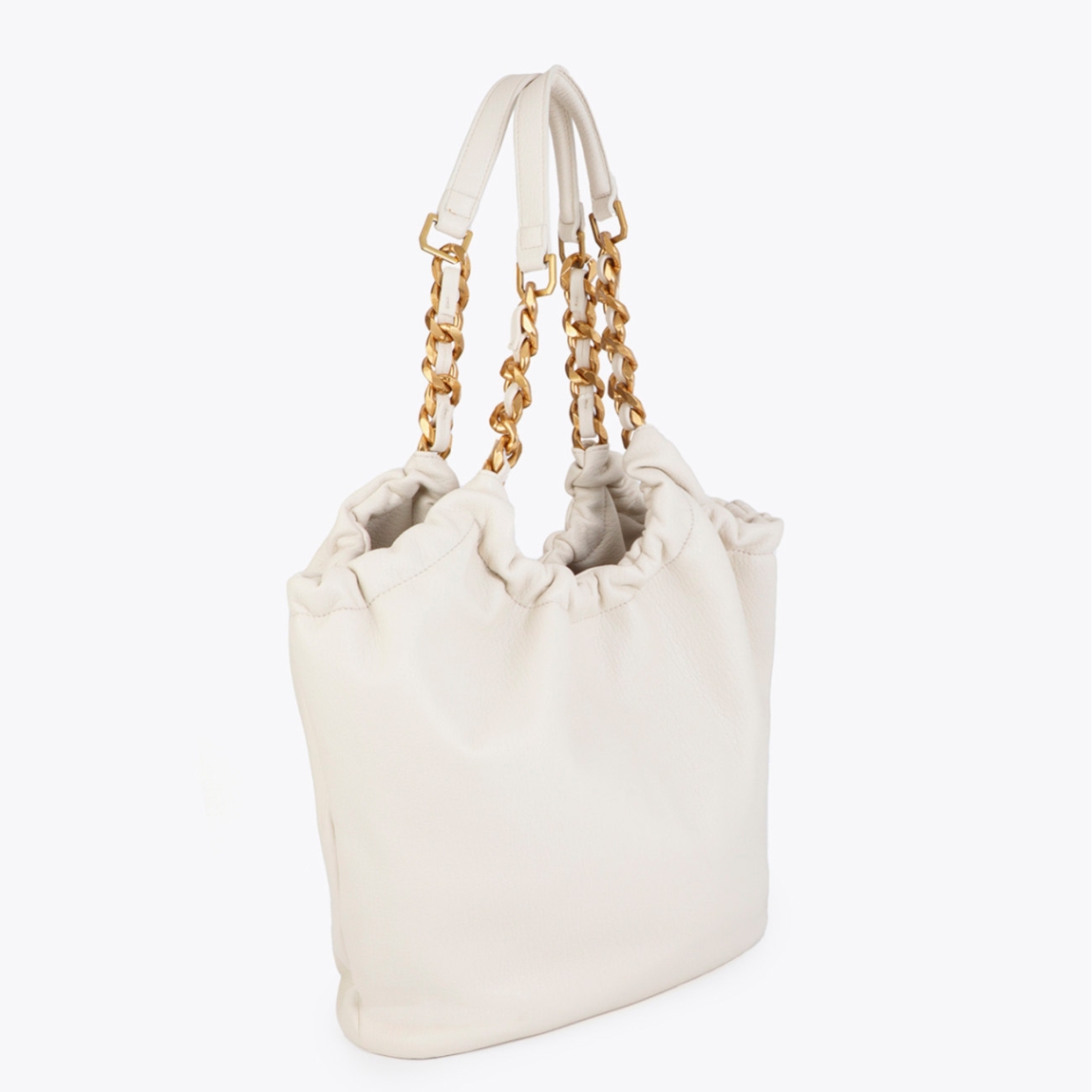 Elegante bolso shopper de la marca Lola Casademunt, modelo MARA. Bolso elaborado en polipiel color blanco con detalle de cadena dorada. Decorado con emblema animal en la parte frontal. Espacioso interior con bolsillos. Ideal para el uso diario. Bolso Lola Casademunt MARA, complemento ideal para ti!ALTO 30cm ANCHO 45cm PROFUNDIDAD 10cm