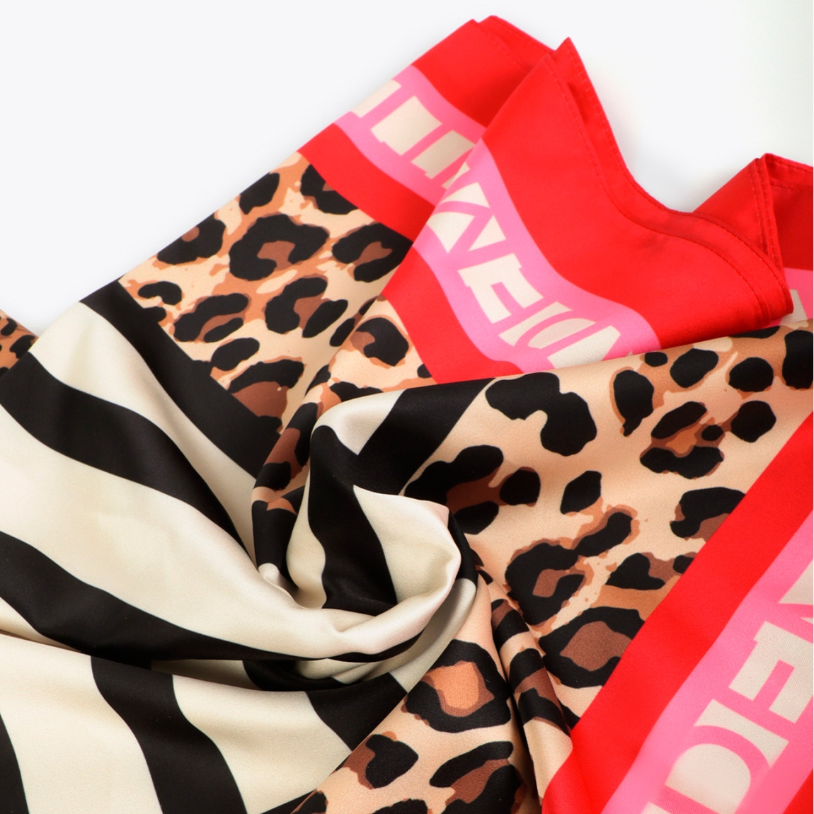 Pañuelo de la marca Lola Casademunt, modelo L071. Pañuelo satinado vibrante con estampado de rayas y diseño de leopardo. Material suave al tacto que aporta elegancia a cualquier look. Ideal para mejorar tu estilo diario o en ocasiones especiales. Mide 70x70 cm.