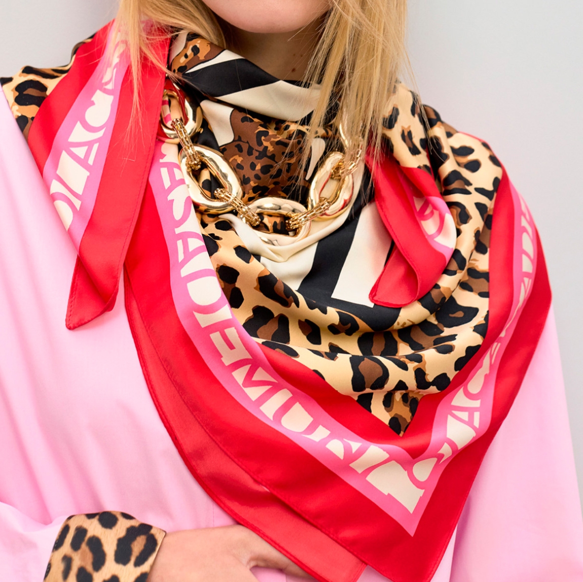 Pañuelo de la marca Lola Casademunt, modelo L071. Pañuelo satinado vibrante con estampado de rayas y diseño de leopardo. Material suave al tacto que aporta elegancia a cualquier look. Ideal para mejorar tu estilo diario o en ocasiones especiales. Mide 70x70 cm.