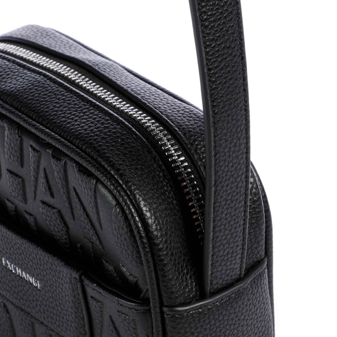 Bolso de la marca Armani Exchange, modelo XW0. Elaborado en polipiel color negro con estampado de marca y logotipo frontal plateado. Cierre con cremallera. Interior con amplio compartimento para llevar tus esenciales. Bolso Armani Exchange bandolera regulable para máxima comodidad. Estes bolso Armani Exchange XW0 es ideal para ti!