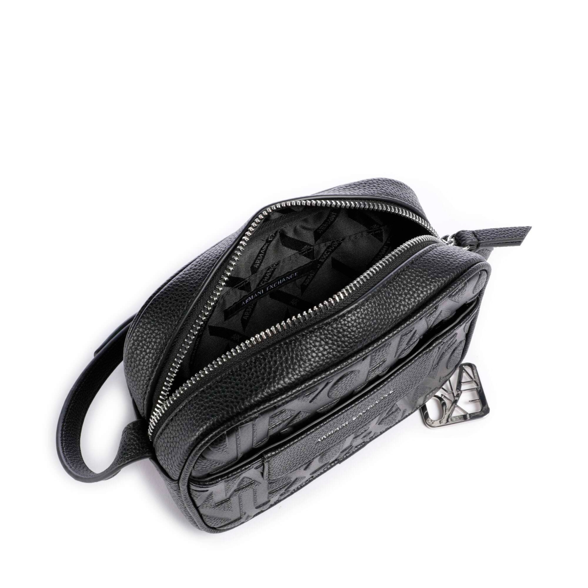 Bolso de la marca Armani Exchange, modelo XW0. Elaborado en polipiel color negro con estampado de marca y logotipo frontal plateado. Cierre con cremallera. Interior con amplio compartimento para llevar tus esenciales. Bolso Armani Exchange bandolera regulable para máxima comodidad. Estes bolso Armani Exchange XW0 es ideal para ti!