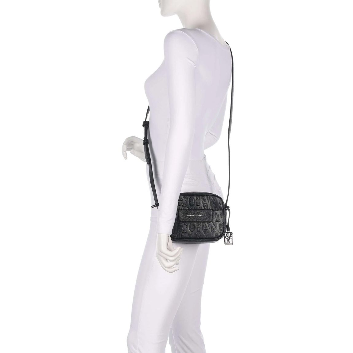 Bolso de la marca Armani Exchange, modelo XW0. Elaborado en polipiel color negro con estampado de marca y logotipo frontal plateado. Cierre con cremallera. Interior con amplio compartimento para llevar tus esenciales. Bolso Armani Exchange bandolera regulable para máxima comodidad. Estes bolso Armani Exchange XW0 es ideal para ti!