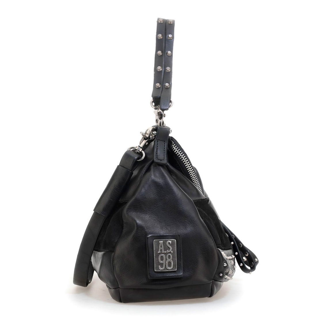 Bolso de la marca A.S.98, modelo AMYL. Elaborado en piel color negro con detalle de tachas en todo el bolso. Cierre con cremallera. Interior con amplio espacio. Bolso A.S.98 con doble asa, una de hombro, y otra, bandolera para mayor comodidad. Medidas: alto 18cm y ancho 36cm. Este bolso A.S.98 AMYL es ideal para esta temporada!