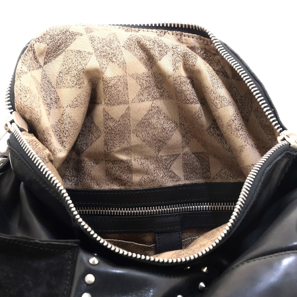 Bolso de la marca A.S.98, modelo AMYL. Elaborado en piel color negro con detalle de tachas en todo el bolso. Cierre con cremallera. Interior con amplio espacio. Bolso A.S.98 con doble asa, una de hombro, y otra, bandolera para mayor comodidad. Medidas: alto 18cm y ancho 36cm. Este bolso A.S.98 AMYL es ideal para esta temporada!