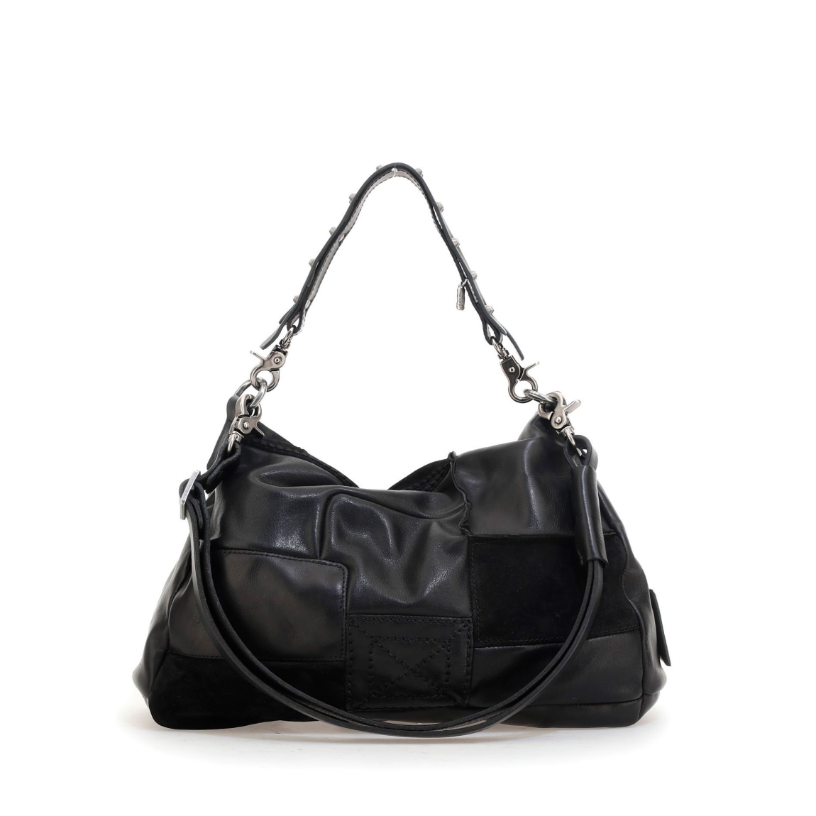 Bolso de la marca A.S.98, modelo AMYL. Elaborado en piel color negro con detalle de tachas en todo el bolso. Cierre con cremallera. Interior con amplio espacio. Bolso A.S.98 con doble asa, una de hombro, y otra, bandolera para mayor comodidad. Medidas: alto 18cm y ancho 36cm. Este bolso A.S.98 AMYL es ideal para esta temporada!