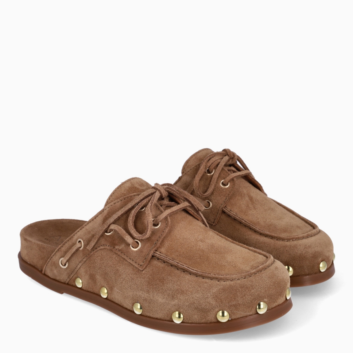 Zuecos abiertos de la marca Alpe, modelo ALY. Elaborados en ante color cuero con cordones en la pala y punta redonda. Interior en ante color cuero. Zuecos Alpe con suela plana y detalle de tachuelas. Zuecos Alpe ALY abiertos, perfectos en comodidad y estilo!