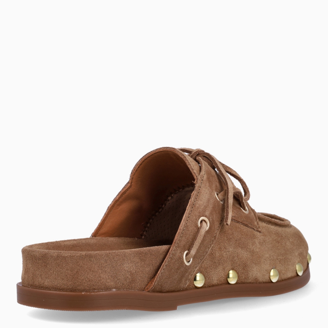 Zuecos abiertos de la marca Alpe, modelo ALY. Elaborados en ante color cuero con cordones en la pala y punta redonda. Interior en ante color cuero. Zuecos Alpe con suela plana y detalle de tachuelas. Zuecos Alpe ALY abiertos, perfectos en comodidad y estilo!