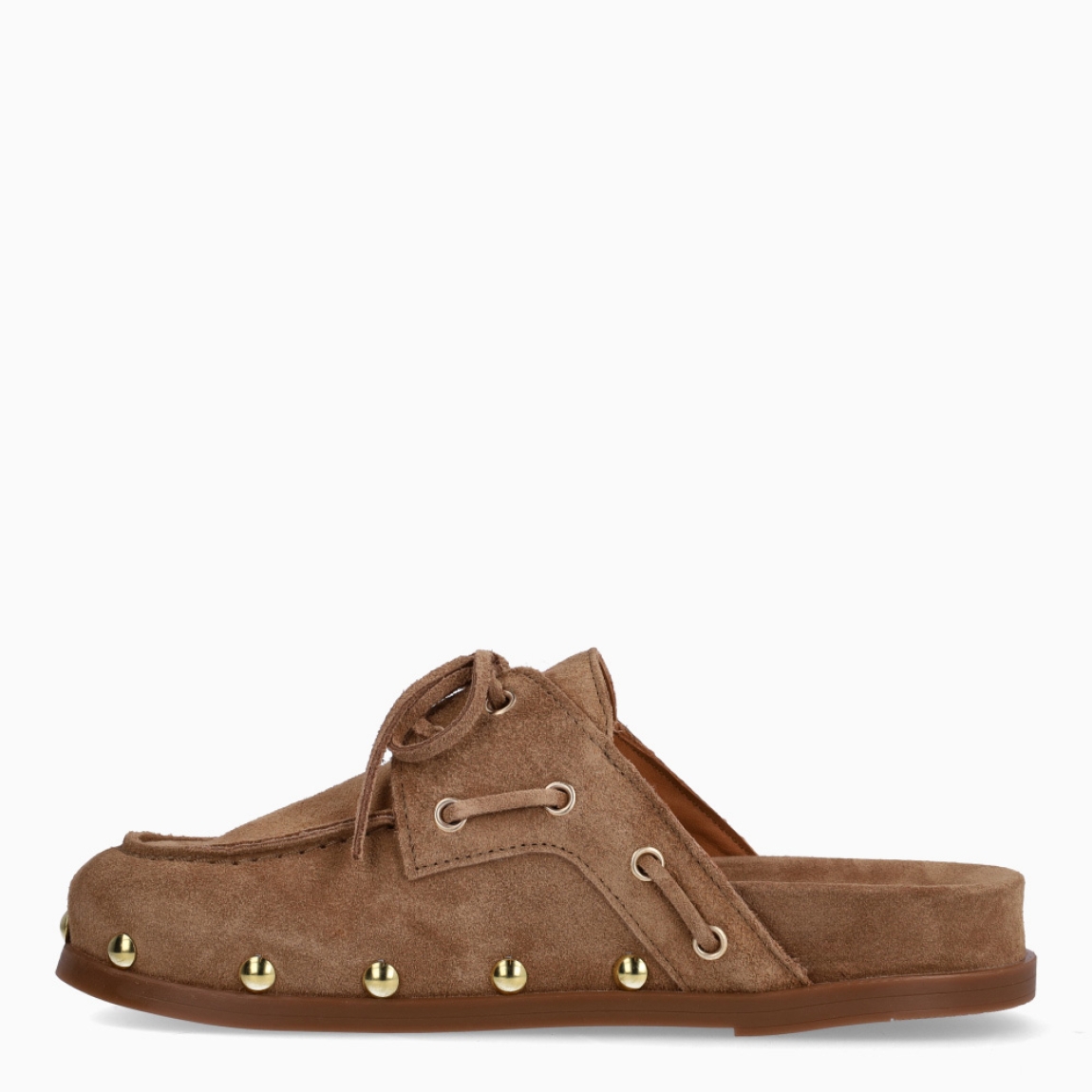 Zuecos abiertos de la marca Alpe, modelo ALY. Elaborados en ante color cuero con cordones en la pala y punta redonda. Interior en ante color cuero. Zuecos Alpe con suela plana y detalle de tachuelas. Zuecos Alpe ALY abiertos, perfectos en comodidad y estilo!