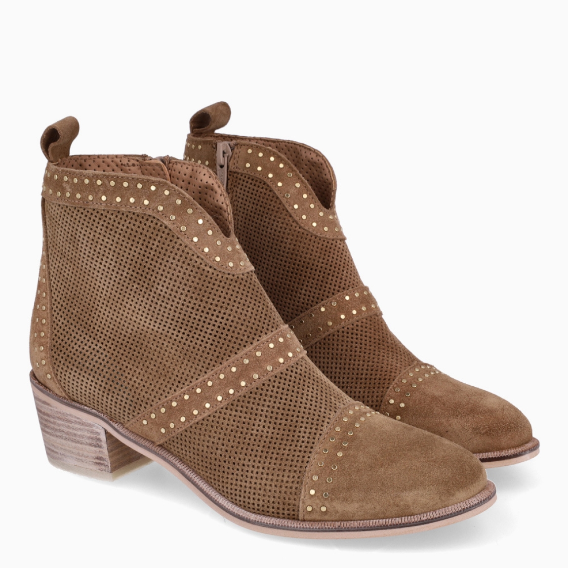 Botines de la marca Alpe, modelo CAMDEN. Exterior en ante color cuero con diseño troquelado y detalle en tachuelas doradas. Interior en ante cuero. Cierre con elástico y un tacón de 5cm de altura. Estos botines Alpe CAMDEN son unos clásicos, ideales en estilo y comodidad.