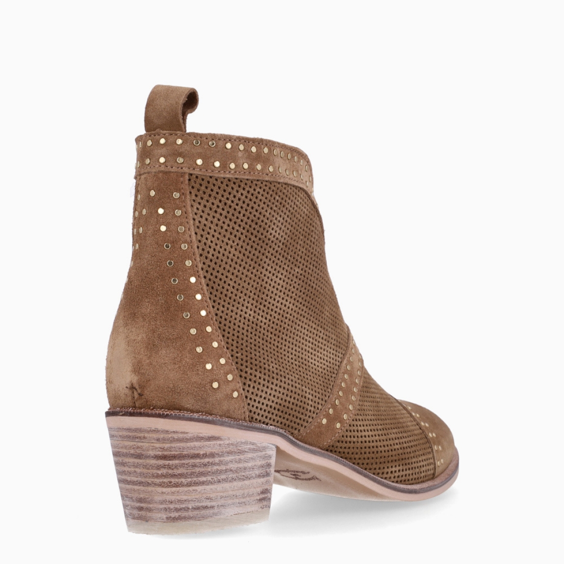 Botines de la marca Alpe, modelo CAMDEN. Exterior en ante color cuero con diseño troquelado y detalle en tachuelas doradas. Interior en ante cuero. Cierre con elástico y un tacón de 5cm de altura. Estos botines Alpe CAMDEN son unos clásicos, ideales en estilo y comodidad.