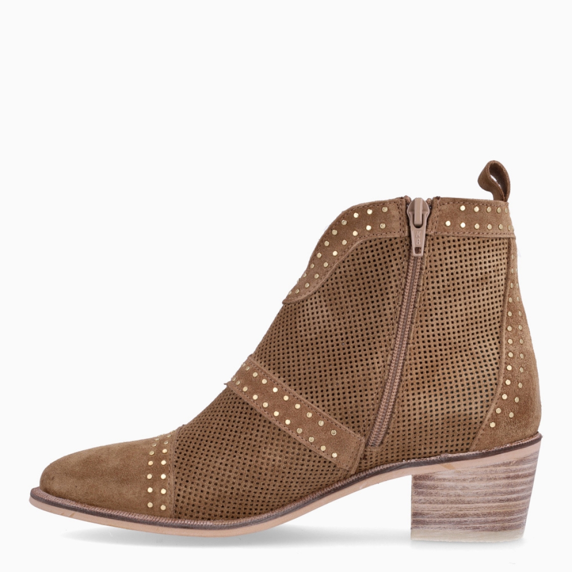 Botines de la marca Alpe, modelo CAMDEN. Exterior en ante color cuero con diseño troquelado y detalle en tachuelas doradas. Interior en ante cuero. Cierre con elástico y un tacón de 5cm de altura. Estos botines Alpe CAMDEN son unos clásicos, ideales en estilo y comodidad.