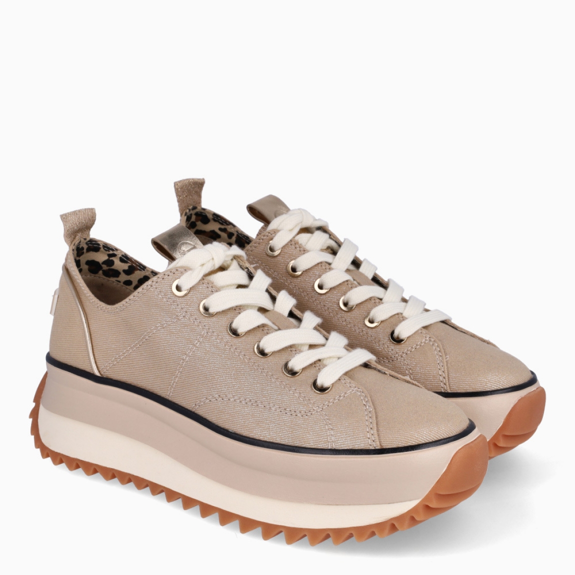 Depotivas de la marca Tamaris, modelo RAFA. Exterior de las deportivas en textil colro oro. Interior de las deportivas en textil con diseño animal print. Cierre de las deportivas con cordones en color blanco. Suelas de las deportivas Tamaris hechas de goma y dentadas. Deportivas con plataforma de 4,5cm de altura. Estas deportivas Tamaris Rafa, además de se cómodas, tienen un estilo único que te ayudarán a destacar en tu día a día.