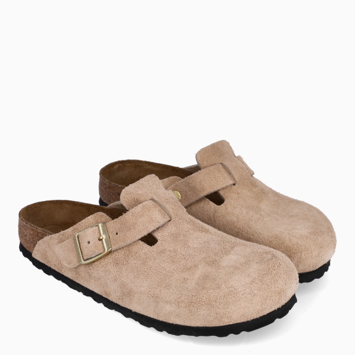 Zuecos de la marca Birkenstock, modelo BOSTON SOFT. Zuecos elaborados de ante color beig. Cierre de los zuecos con hebilla y suela plana de goma. Estos zuecos Birkenstock BOSTON SOFT son ideales para complementar tus looks de temporada. No puede faltar en tu armario.