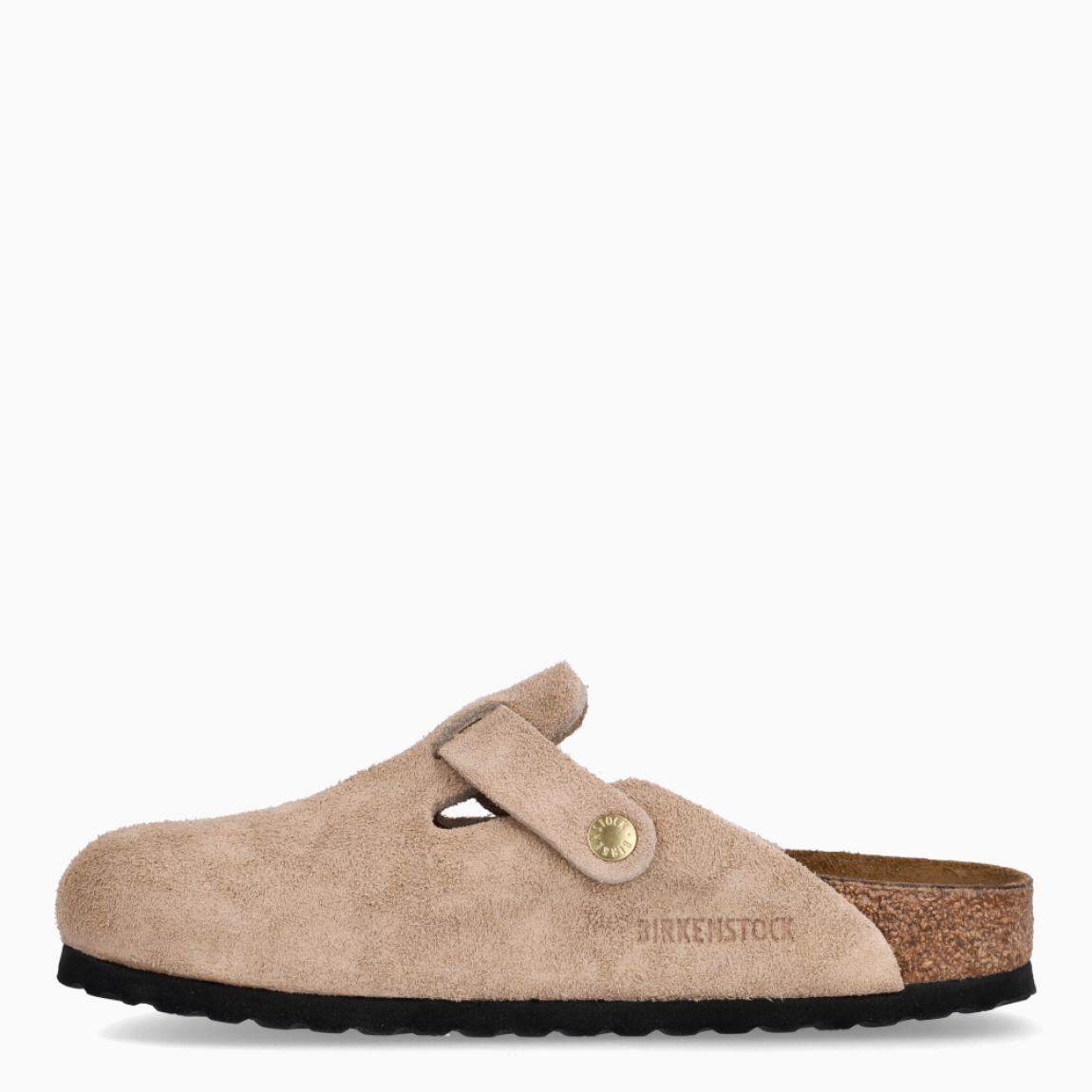 Zuecos de la marca Birkenstock, modelo BOSTON SOFT. Zuecos elaborados de ante color beig. Cierre de los zuecos con hebilla y suela plana de goma. Estos zuecos Birkenstock BOSTON SOFT son ideales para complementar tus looks de temporada. No puede faltar en tu armario.