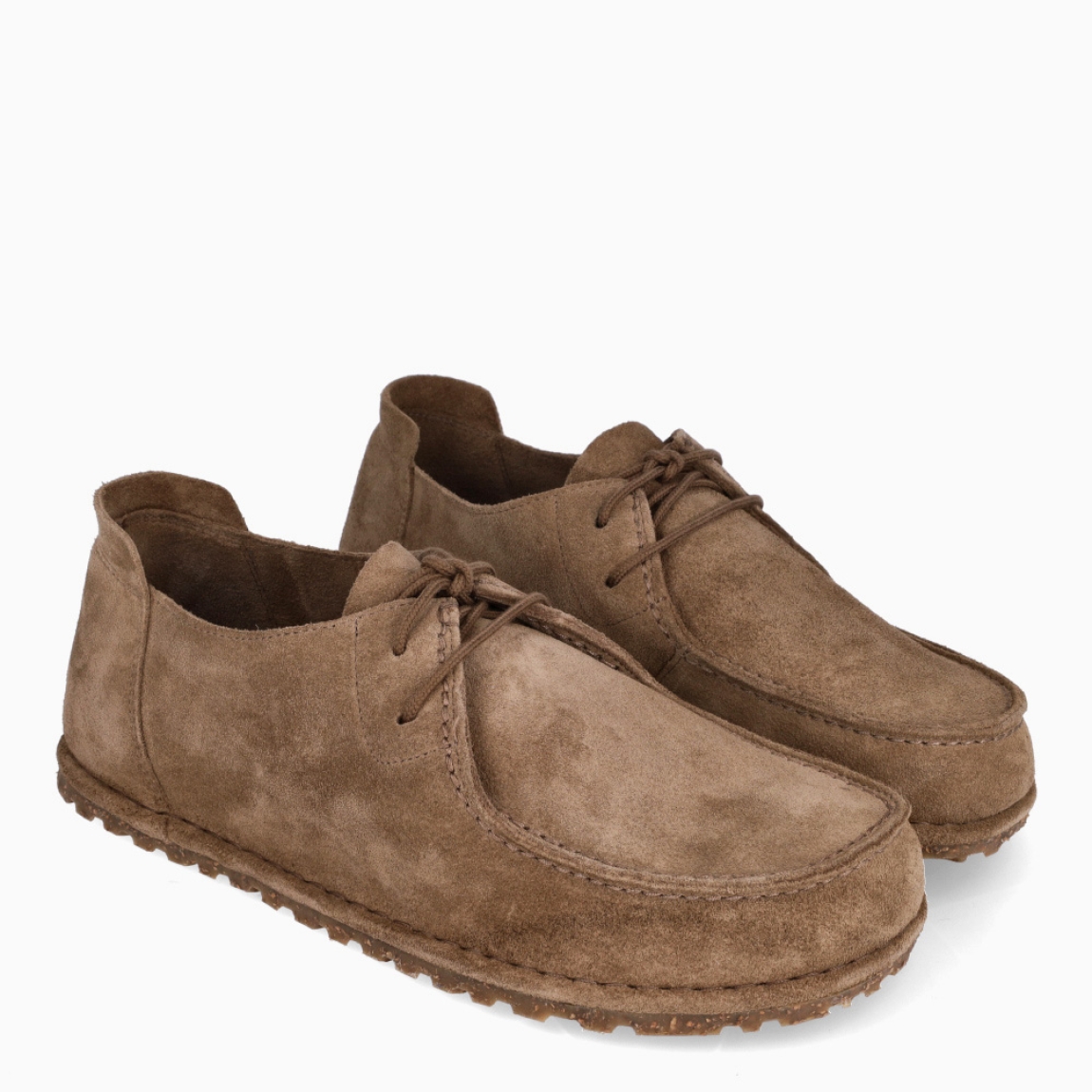 Zapatos de la marca Birkenstock, modelo UTTI. Elaborados de ante color taupe. Cierre con cordones y suela plana de goma. Estos zapatos Birkenstock UTTI son ideales para complementar tus looks de temporada. No puede faltar en tu armario.