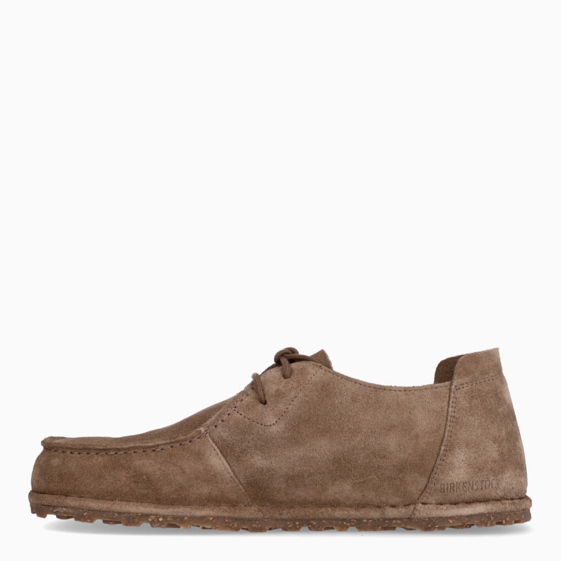 Zapatos de la marca Birkenstock, modelo UTTI. Elaborados de ante color taupe. Cierre con cordones y suela plana de goma. Estos zapatos Birkenstock UTTI son ideales para complementar tus looks de temporada. No puede faltar en tu armario.