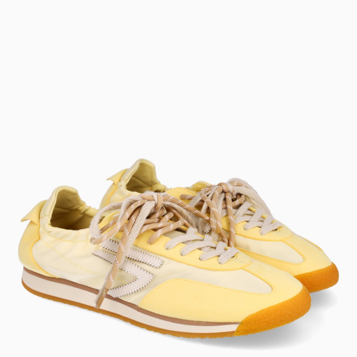 Deportivas de la marca Puraai, modelo PANTHER. Exterior elaboradas en tela color amarillo con detalle en blanco. Interior en piel color crema con plantilla acolchada y extraíble para máxima comodidad. Cierre con cordones en dos tonos de color, beig y crema a rayas. Suela de goma plana. Estas deportivas PURAAI PANTHER son un complemento ideal para marcar un estilo increíble en tus looks!