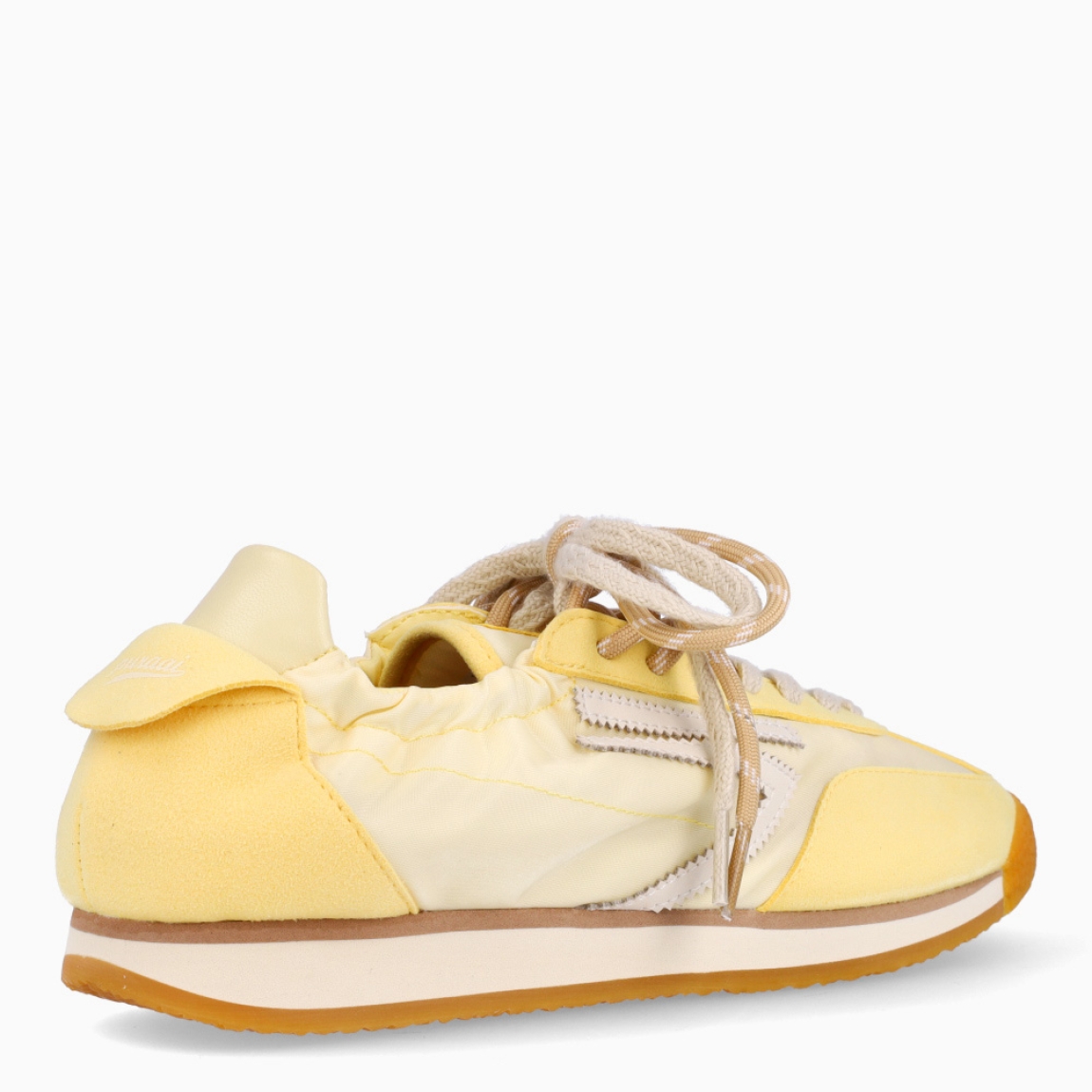 Deportivas de la marca Puraai, modelo PANTHER. Exterior elaboradas en tela color amarillo con detalle en blanco. Interior en piel color crema con plantilla acolchada y extraíble para máxima comodidad. Cierre con cordones en dos tonos de color, beig y crema a rayas. Suela de goma plana. Estas deportivas PURAAI PANTHER son un complemento ideal para marcar un estilo increíble en tus looks!