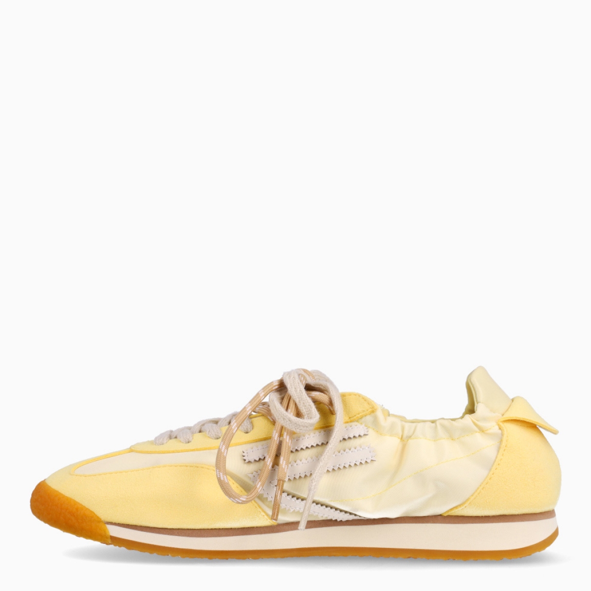 Deportivas de la marca Puraai, modelo PANTHER. Exterior elaboradas en tela color amarillo con detalle en blanco. Interior en piel color crema con plantilla acolchada y extraíble para máxima comodidad. Cierre con cordones en dos tonos de color, beig y crema a rayas. Suela de goma plana. Estas deportivas PURAAI PANTHER son un complemento ideal para marcar un estilo increíble en tus looks!