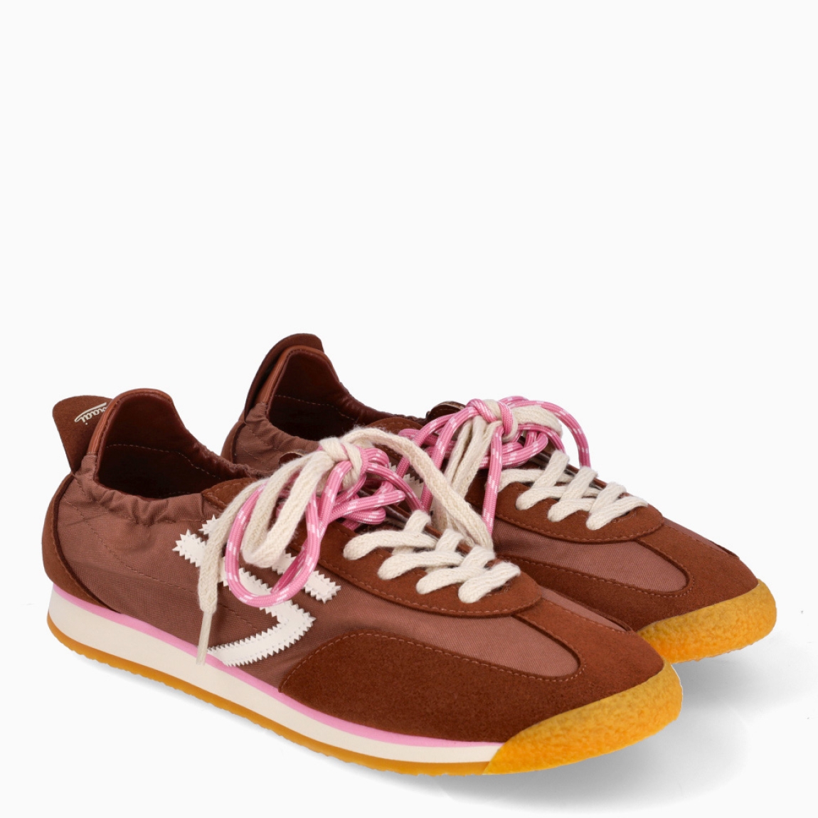 Deportivas de la marca Puraai, modelo PANTHER. Exterior elaboradas en tela color marrón con detalle en blanco. Interior en piel color marrón con plantilla acolchada y extraíble para máxima comodidad. Cierre con cordones en dos tonos de color, beig y rosado a rayas. Suela de goma plana. Estas deportivas PURAAI PANTHER son un complemento ideal para marcar un estilo increíble en tus looks!
