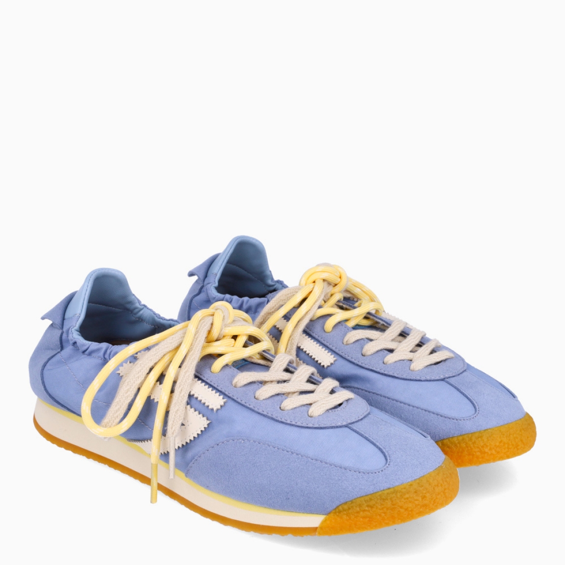 Deportivas de la marca Puraai, modelo PANTHER. Exterior elaboradas en tela color azul claro con detalle en blanco. Interior en piel color azul claro con plantilla acolchada y extraíble para máxima comodidad. Cierre con cordones en dos tonos de color, beig y amarillo a rayas. Suela de goma plana. Estas deportivas PURAAI PANTHER son un complemento ideal para marcar un estilo increíble en tus looks!